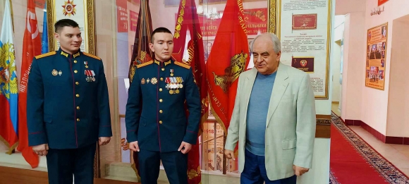 Герои России Н.Соболев (слева) и И.Юргин с председателем всероссийской общественной организации 