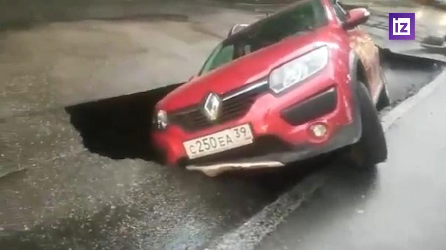 В Калининграде асфальт ушёл из-под колёс автомобиля