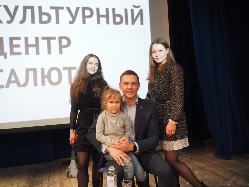 Поддержать папу на встрече с поклонниками пришли все дочери Сергея / Фото: Ирина Лаповок, «Москва. Северо-Запад»
