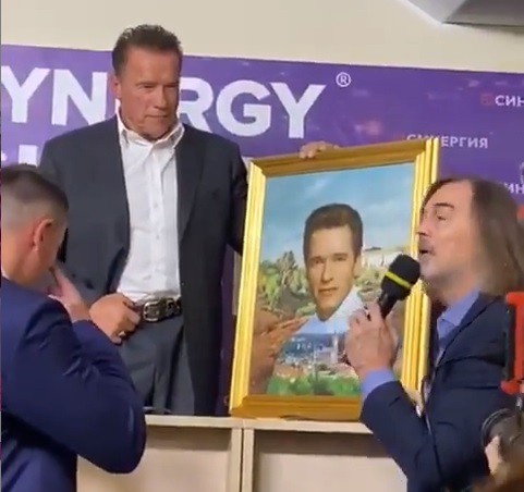 Никас Сафронов вручил портрет Арнольду  Шварценеггеру