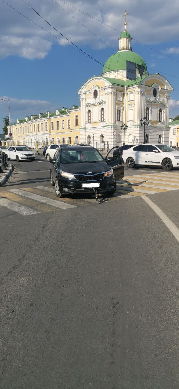 Две девочки на самокате попали под колеса автомобиля в Твери