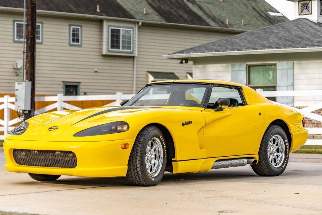 Модифицированный Chevrolet Corvette с внешностью Dodge Viper