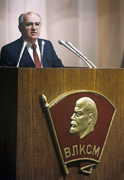 Михаил Горбачев на встрече с делегатами XXI съезда ВЛКСМ. 1990 год
