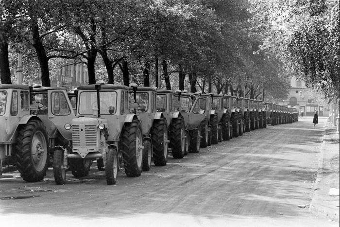 80 годы техника. Кишиневе 1951 тракторный завод. Минский тракторный завод 1966. 1959-Года-тракторна-завод-МТЗ.