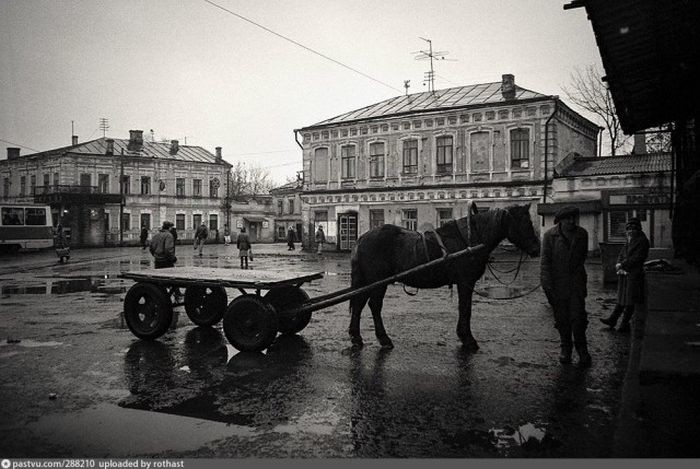 Торговцы на колхозном рынке в Казани всё ещё использовали гужевой транспорт. история, факты, фото