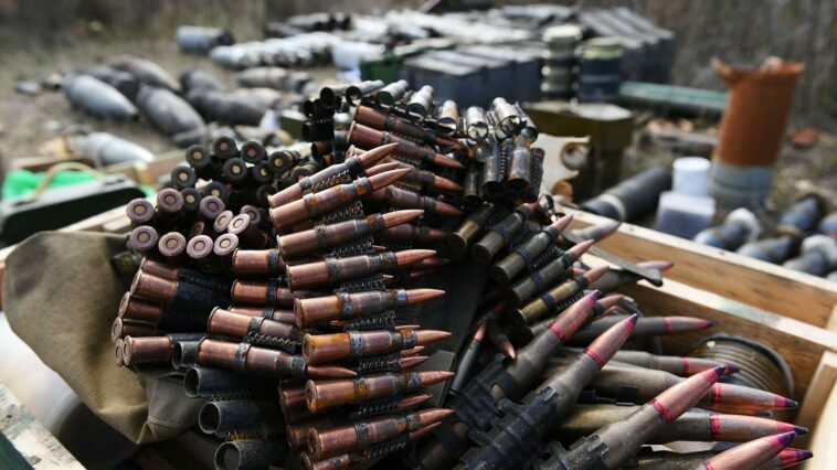 На конвейерной ленте мусорного завода в Омске нашли пулеметную ленту с боевыми патронами