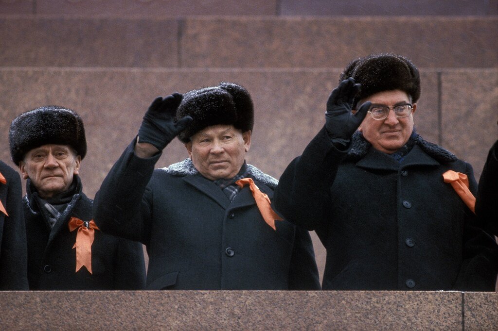 Советские "старцы" на трибуне Мавзолея.
