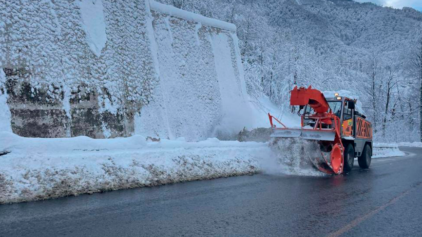 Дорожные службы Сочи продолжают работу в усиленном режиме из-за снегопадов Общество