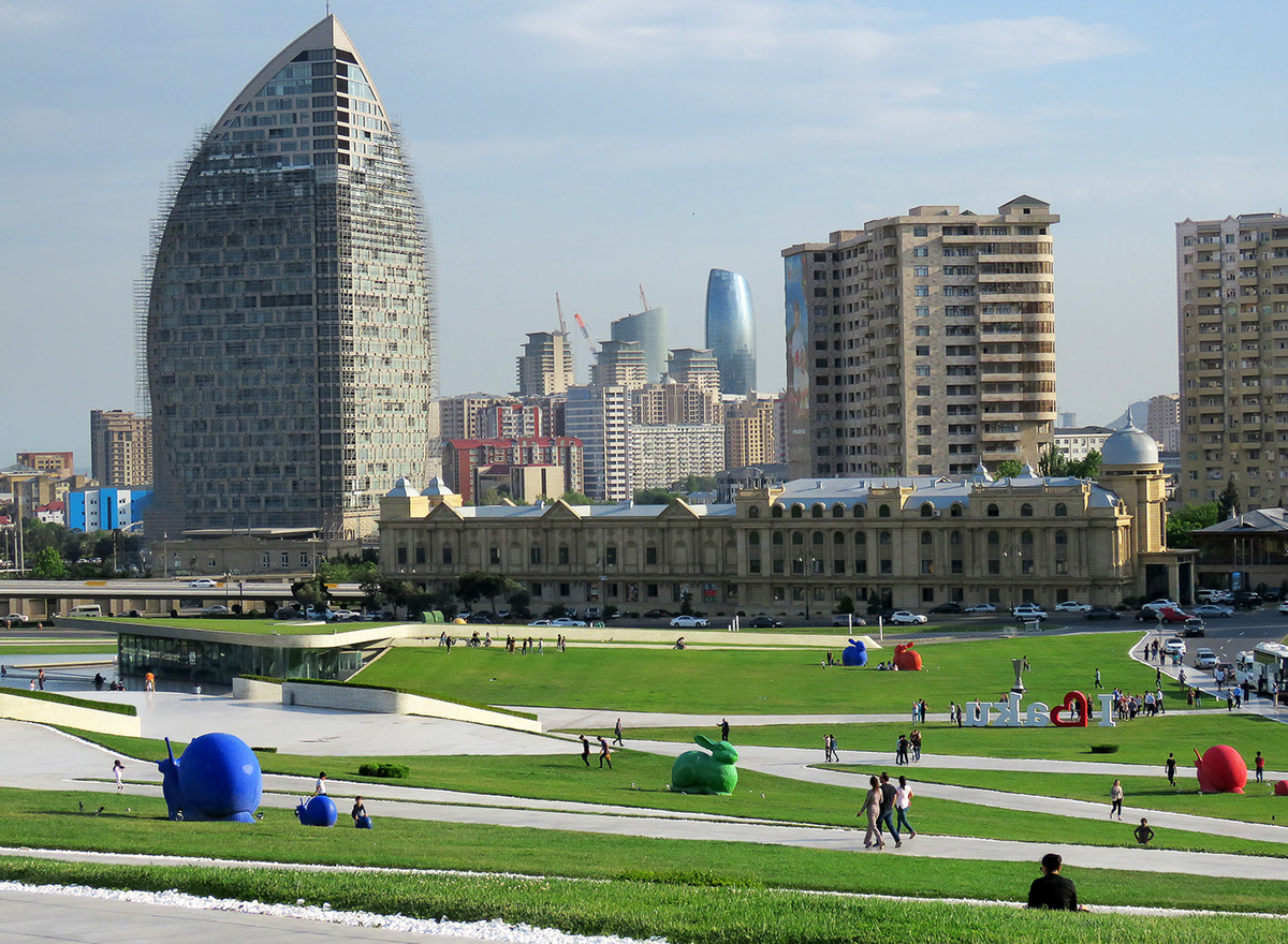 Проспект Алиева. Как строится страна, экономика которой росла на 37% в год?