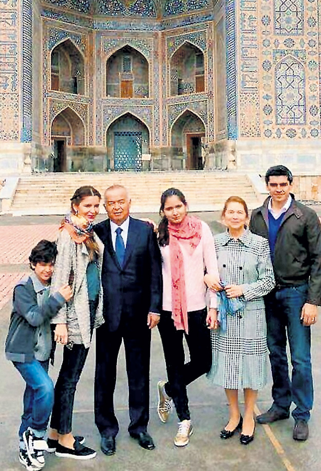 Семья (слева направо) : Ислам (сын Лолы КАРИМОВОЙ), Лола (младшая дочь КАРИМОВА), президент Ислам КАРИМОВ, Марьям (старшая дочь Лолы), Татьяна (жена КАРИМОВА), Тимур ТИЛЛЯЕВ (муж Лолы)