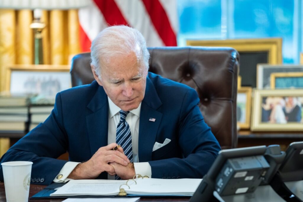 Байден назвал Трампа «действующим президентом»