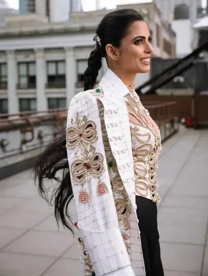 Дочь самого богатого человека Индии вышла на Met Gala в украшениях на 1800 карат и с манго в 