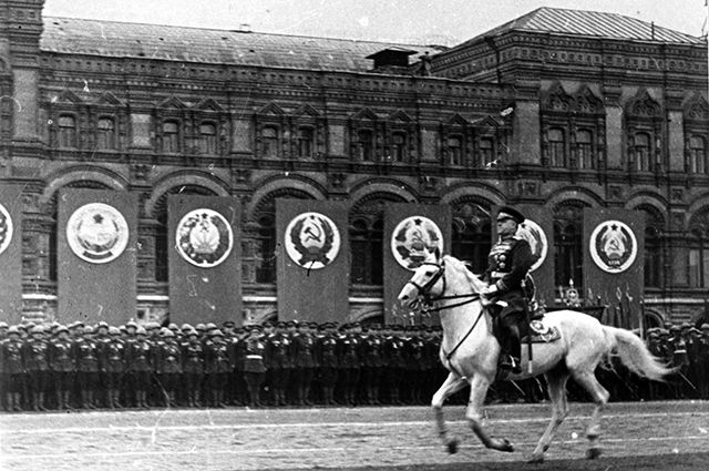 Жуков перекрестился перед Парадом Победы: было или не было 