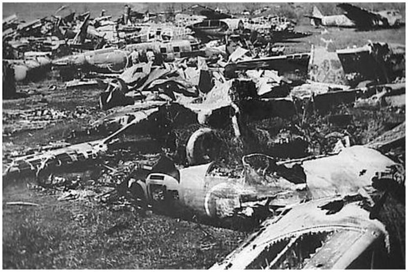 Это поле брошенных японских военных самолетов в голландской Ост-Индии было разбомблено ВВС Нидерландов в 1946 году - опасения нового нападения со стороны Японии требовали нетривиальных действий
