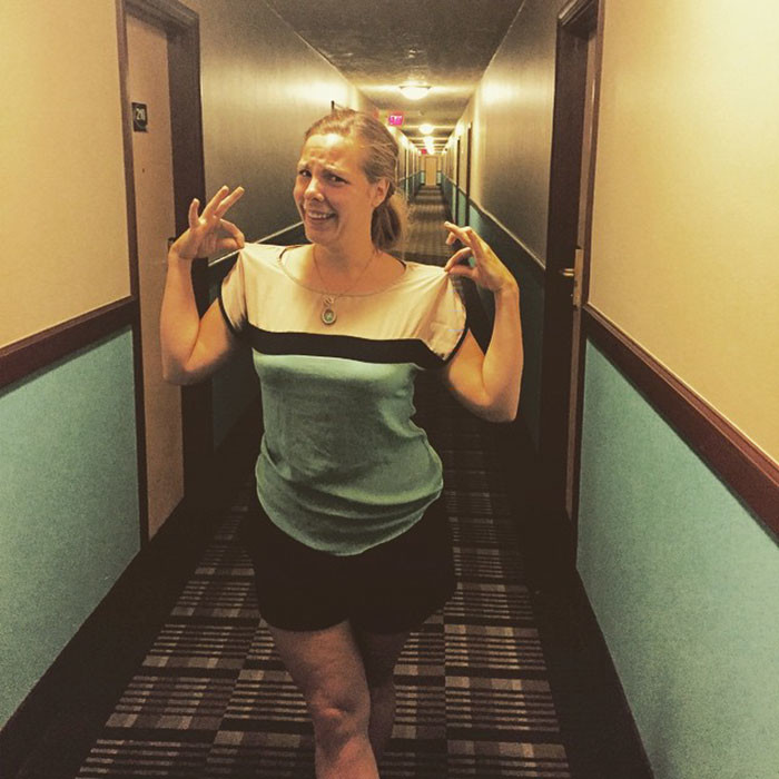 Женщина в футболке или коридор отеля? мода, нелестные сравнения, смешно, фото