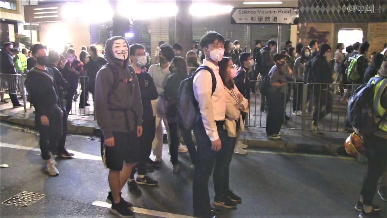Беспорядки в Гонконге возобновились, полиция и власти идут на уступки
