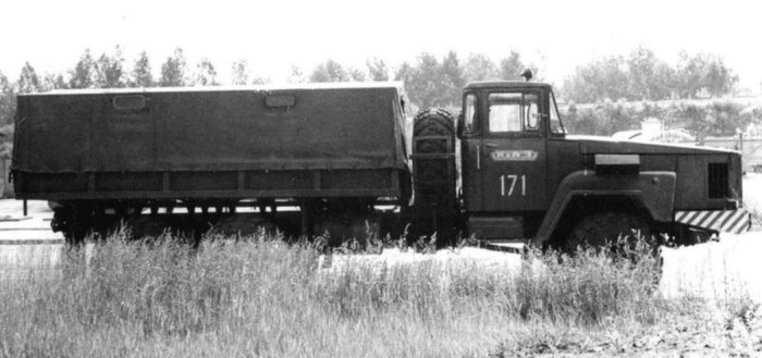 Вид сбоку на опытный грузовик КрАЗ-Э260Е, 1974 год.
