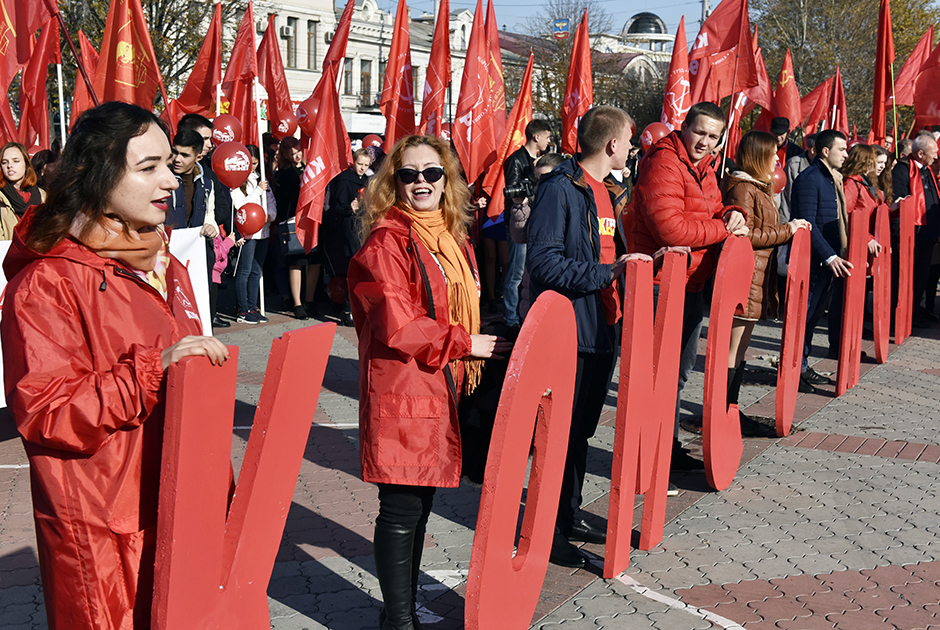 Участники демонстрации в честь 100-летия Октябрьской революции в Симферополе. 2017 год