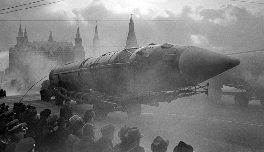 Ракета ГР-1 (8К713) На параде 7 ноября 1968 года в Москве. Иностранные эксперты считают, что именно это изделие королёвского ОКБ-1 вдохновило китайских товарищей на создание новейшей суперракеты. Фото ТАСС