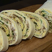 Рулет из лаваша с начинкой из рыбы и сыра