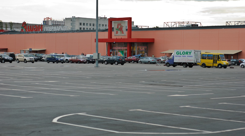 тц октябрьский парковки. стоянка у ашана. сбс парковка парковка мегамолл. парковка, тюмень, комсомольская улица, 75, стр.