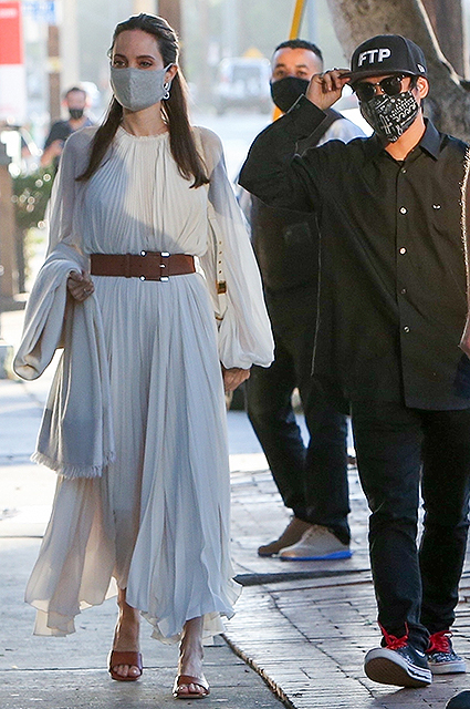 Анджелина Джоли в струящемся кремовом платье на прогулке с сыном Паксом в Лос-Анджелесе Звездный стиль