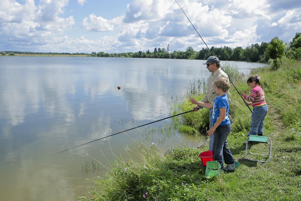 На новом месте юные рыболовы уже вполне самостоятельно прикармливают и ловят рыбу — дети всему учатся быстро.