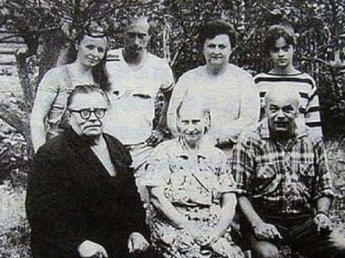 отец и мать Путина, а также семья его дяди