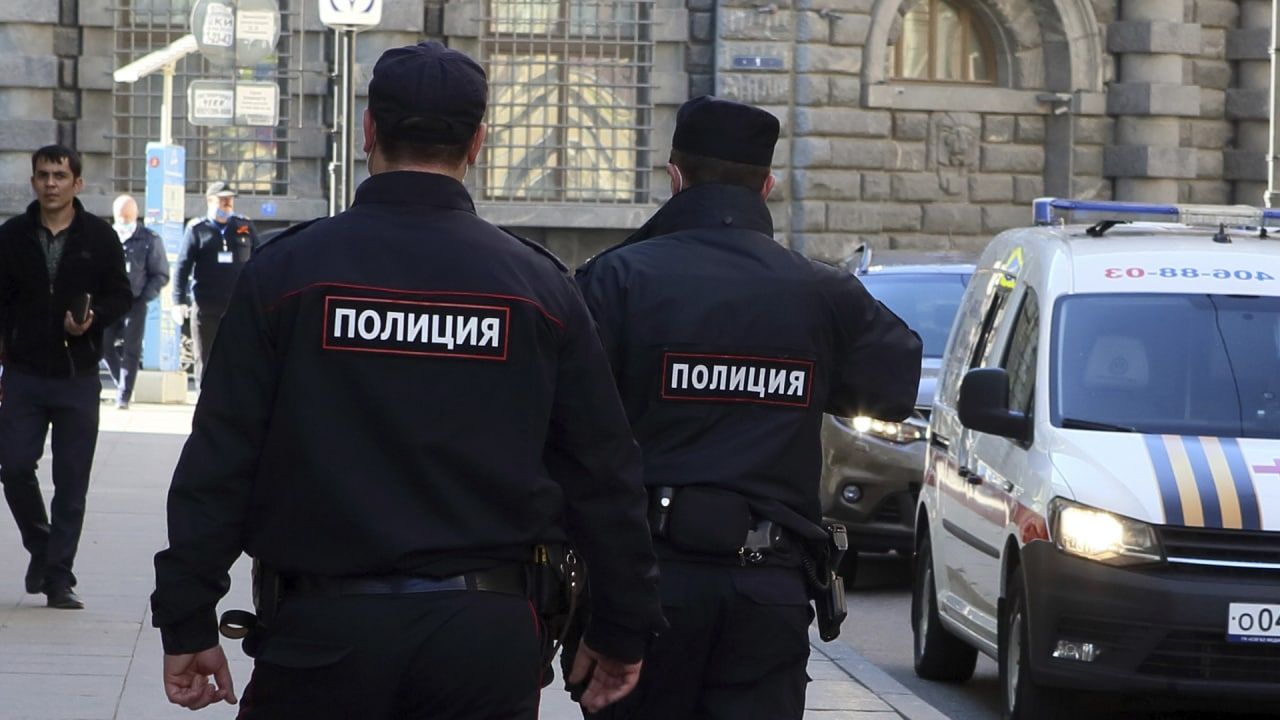 Полицейские ликвидировали подпольный цех по производству водки на юго-западе Петербурга