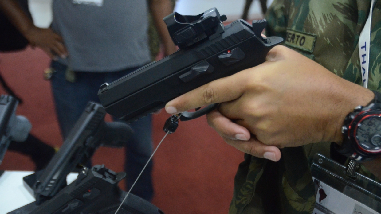 Палестинцы выкрали сотни единиц оружия со складов армии Израиля