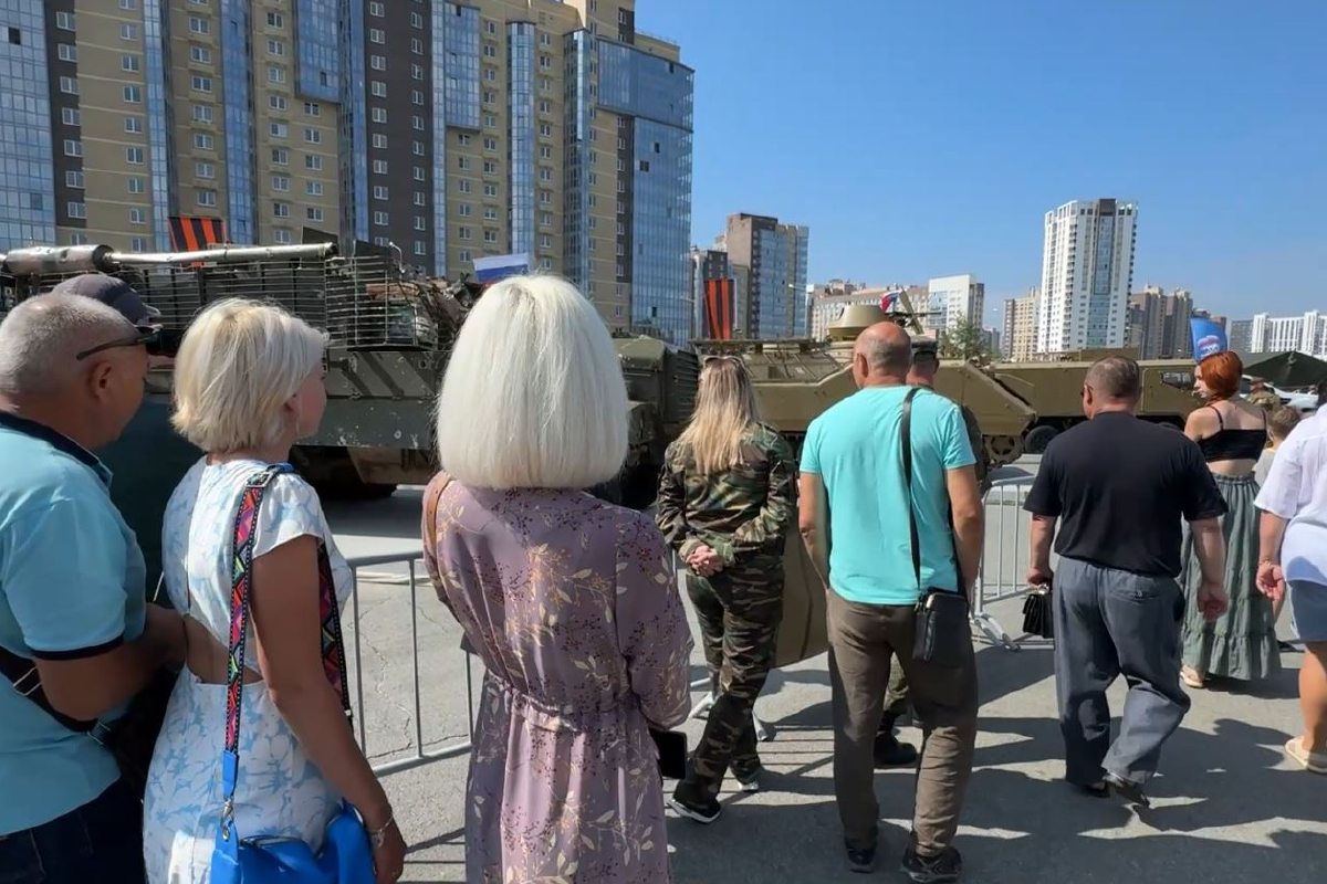 Персональную экскурсию по выставке трофейной техники провели для семей участников СВО в Челябинске