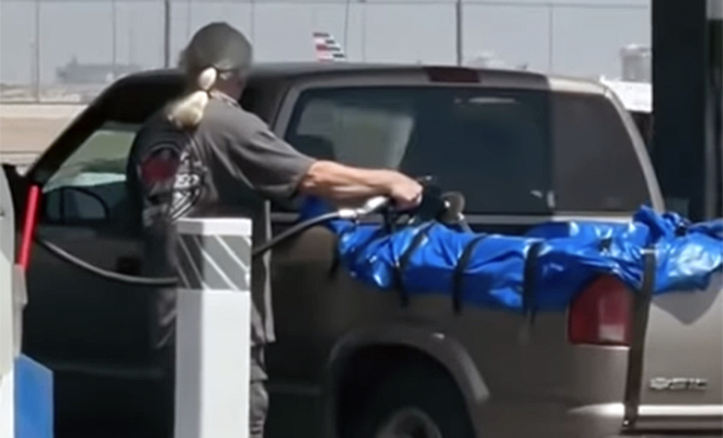 Американец решил запасти топлива и залил полный открытый кузов своего пикапа бензином