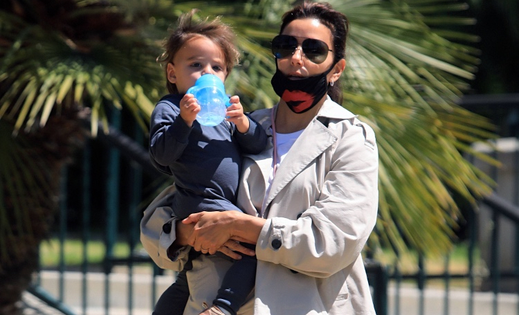 Познавая мир: Ева Лонгория и ее сын Сантьяго исследуют парк возле дома