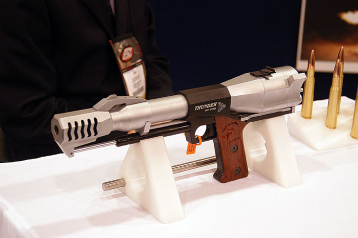 Крупнокалиберный пистолет, отдача от выстрела которого способна поломать стрелку обе руки гаджеты