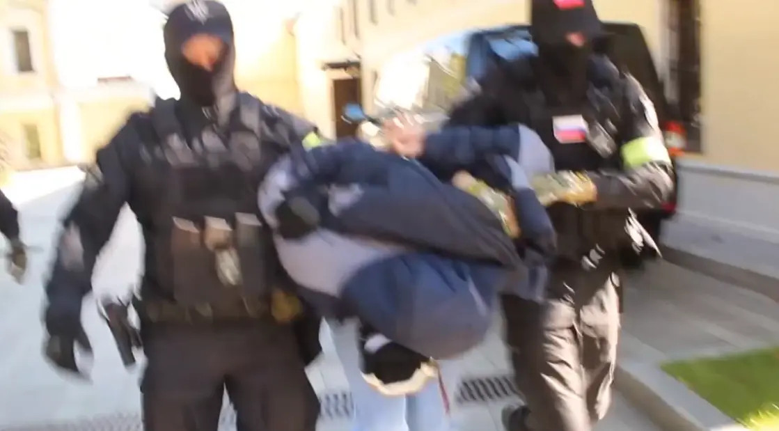 ФСБ показала видео с задержанием в Климовске подозреваемого в госизмене