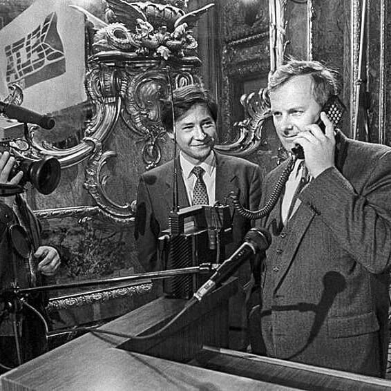 24. Первый звонок по сотовому телефону в России. 9 сентября 1991 года. Анатолий Собчак звонит в Америку СССР, история, кадры, москва, россия, фотография