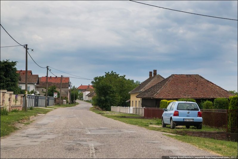 В глухих деревнях вдали от основных трасс дороги несколько хуже, часто с множеством латок, но все же без ям и выбоин. авто, автопутешествие, движение, дороги, путешествие, сербия, фото, фоторепортаж