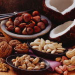 Разные виды орехов на столе