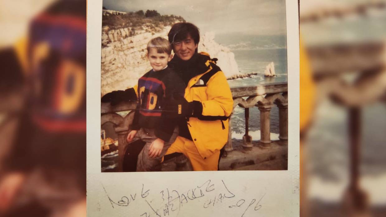 Мальчик со знаменитого фото с Джеки Чаном рассказал об истории снимка, сделанного в Ялте