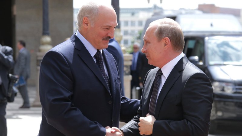 С оглядкой на Восток: как Запад хочет поссорить Белоруссию с Россией