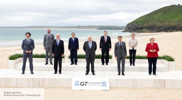 Без штанов, но в шляпе: политолог объяснил, зачем лидерам G7 фарс с локтевым приветствием