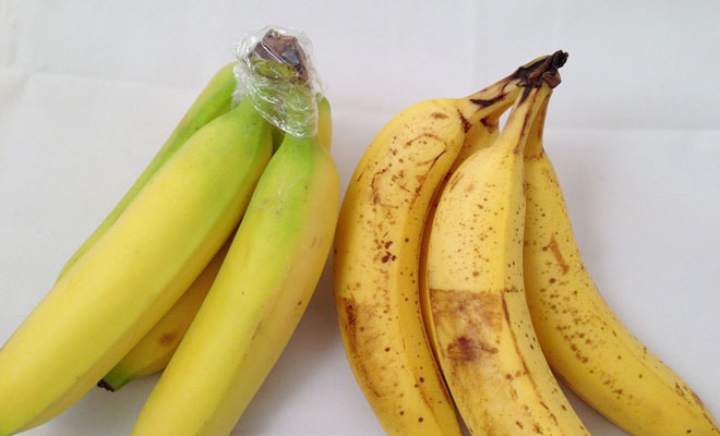 Храним бананы долго и они не чернеют: заматываем ножку пленкой