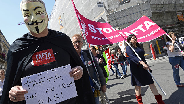 Демонстрация против Трансатлантического соглашения о партнерстве в области торговли и инвестиций (TTIP, TAFTA) в Париже, Франция. Архивное фото
