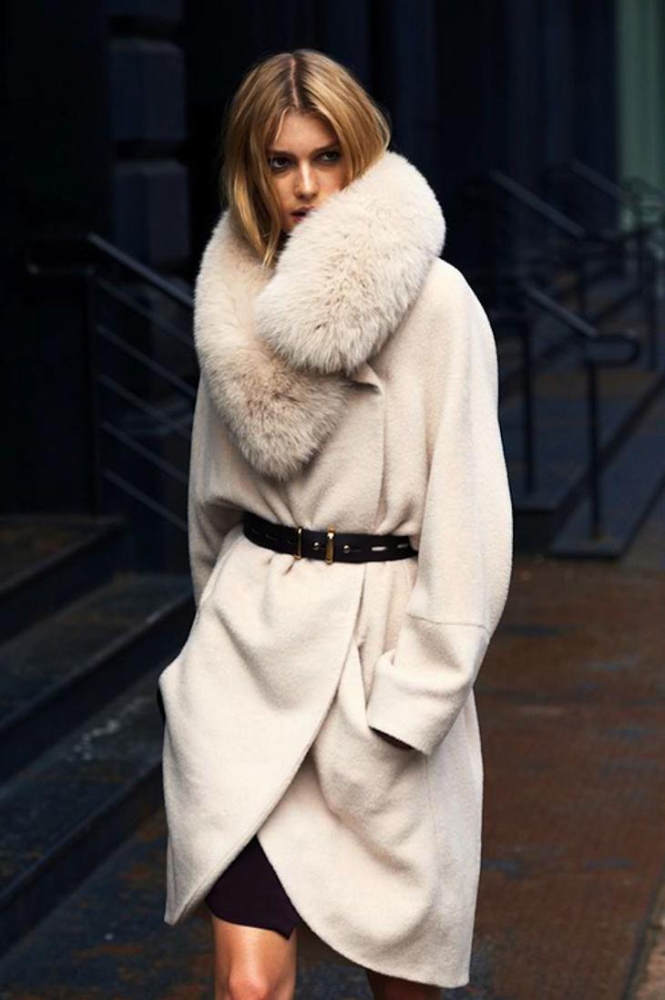 Модное белое меховое пальто фото новинки сезона