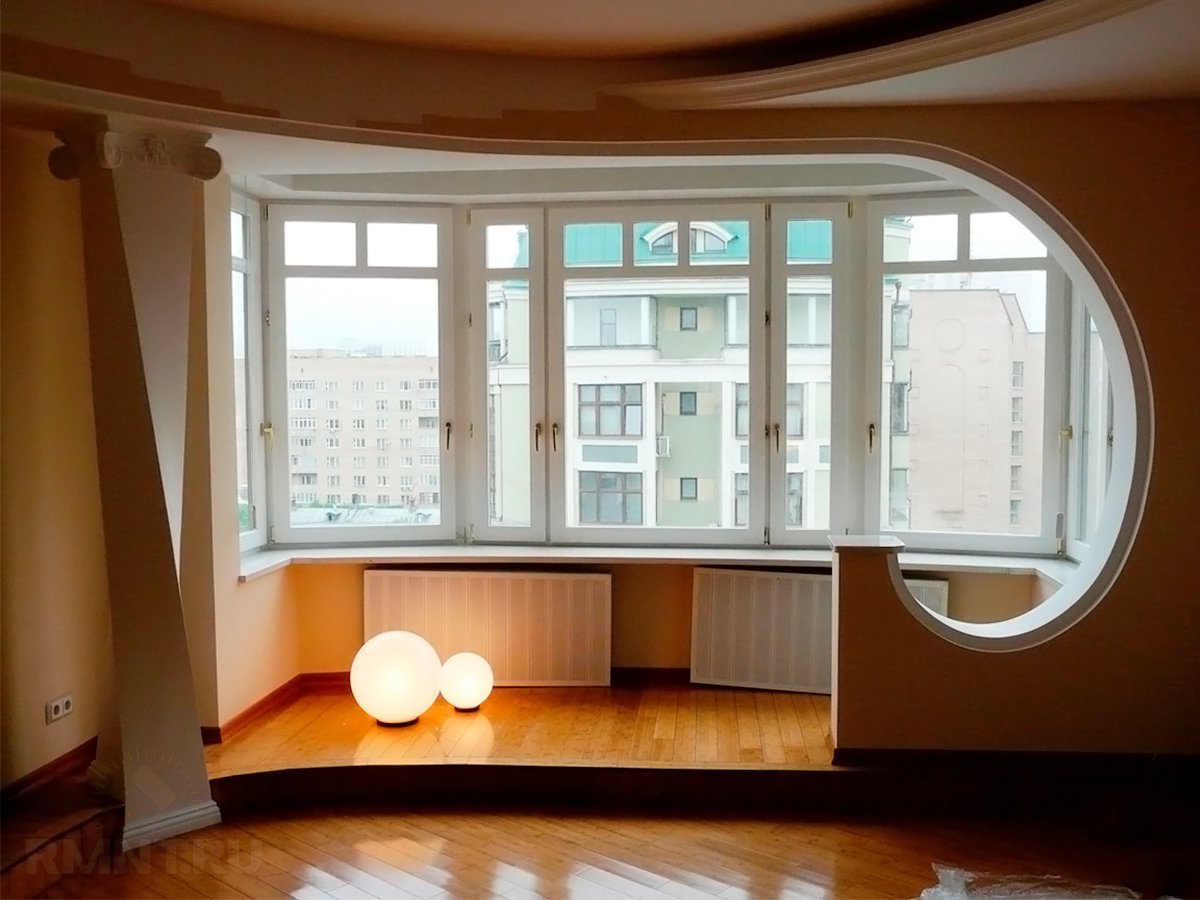 Комната с балконом и окном