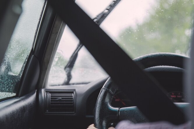 На автомобиле в дождь: Как правильно ездить в непогоду
