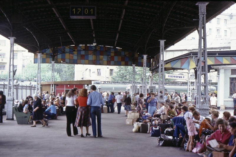 На Белорусском вокзале в Москве 1981 год, СССР, история, люди, фото
