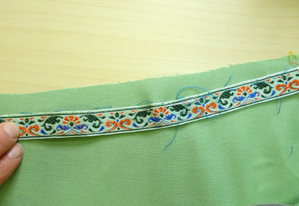 Подгибка брюк с тесьмой. Пришить тесьму на платье. Настрачивание шторной ленты. Лента для подгибки брюк. Тесьма для подшива брюк.