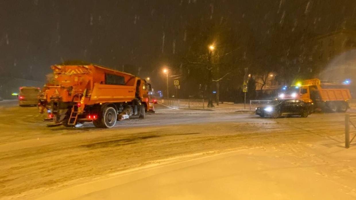 Калининский район Петербурга обделили снегоуборочной техникой 14 января