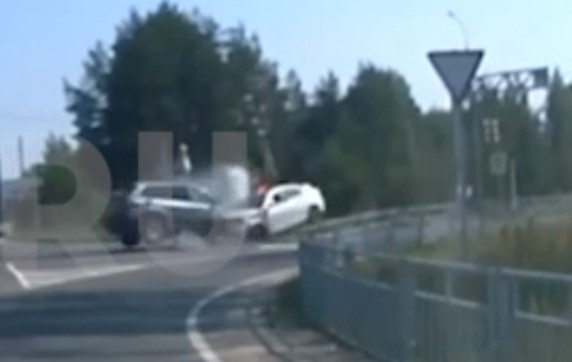 Жёсткое столкновение BMW с полицейским автомобилем попало на видео